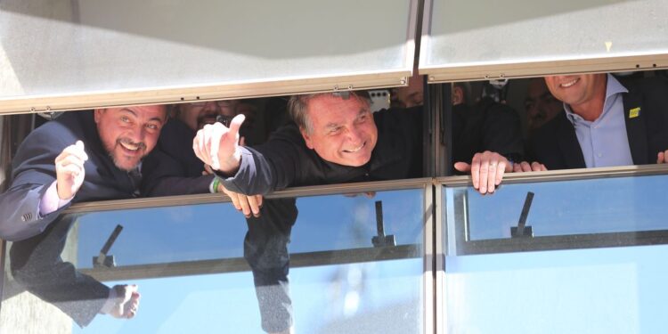 Brasília (DF) 30-03-2023 O ex-presidente Jair Bolsonaro chega à sede do PL em Brasília e acena para apoiadores.  Foto: Fabio Rodrigues-Pozzebom/ Agência Brasil