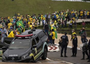 Manifestantes fazem ato contra governo no dia 8 de janeiro 2023