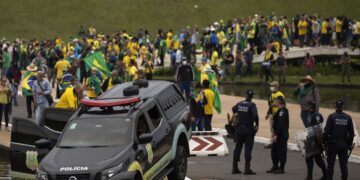 Manifestantes fazem ato contra governo no dia 8 de janeiro 2023