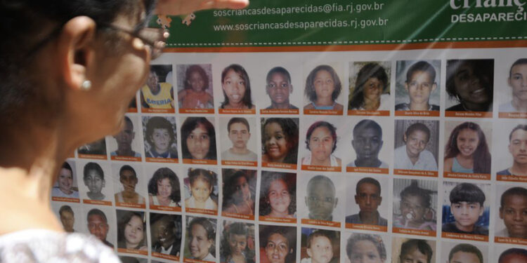 Rio de Janeiro - O Programa SOS Crianças Desaparecidas faz ato público para divulgar imagens de crianças e adolescentes desaparecidos (Tânia Rêgo/Agência Brasil)