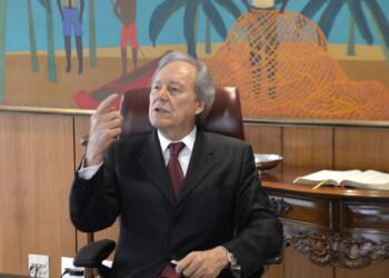 Presidente da República em exercício, o presidente do Supremo Tribunal Federal (STF), ministro Ricardo Lewandowski, despacha com assessores no Palácio do Planalto (Wilson Dias/Agência Brasil)