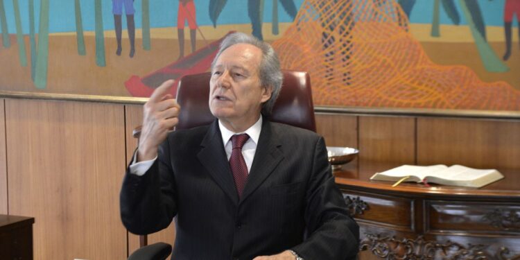 Presidente da República em exercício, o presidente do Supremo Tribunal Federal (STF), ministro Ricardo Lewandowski, despacha com assessores no Palácio do Planalto (Wilson Dias/Agência Brasil)