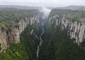 O Parque Nacional de Aparados da Serra é uma unidade de conservação brasileira de proteção integral da natureza localizada na serra Geral, encampando os desfiladeiros na divisa natural entre os estados do Rio Grande do Sul e de Santa Catarina.