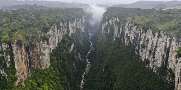 O Parque Nacional de Aparados da Serra é uma unidade de conservação brasileira de proteção integral da natureza localizada na serra Geral, encampando os desfiladeiros na divisa natural entre os estados do Rio Grande do Sul e de Santa Catarina.