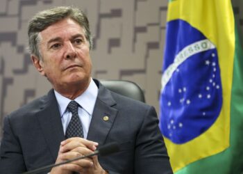 Brasília - O senador Fernando Collor, durante audiência pública na Comissão de Relações Exteriores e Defesa Nacional, do Senado, para debater questões ligadas à soberania nacional e aos projetos estratégicos do Exército do Brasil. (Marcelo Camargo/Agência Brasil)