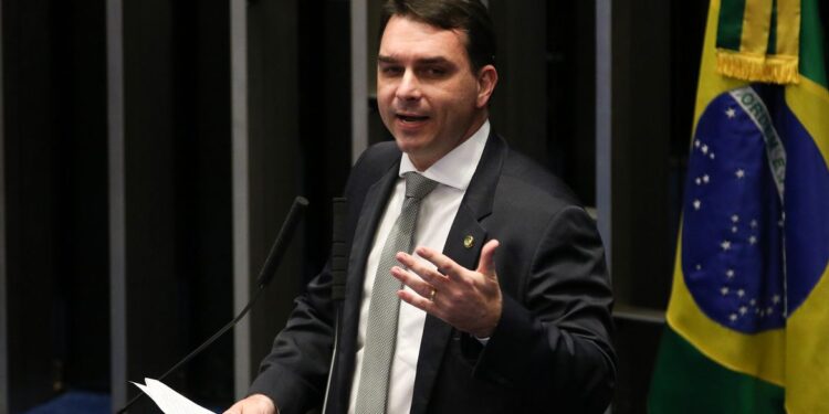 O senador Flávio Bolsonaro, durante sessão plenária, para apreciar e votar as medidas provisórias.