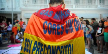 Ato contra a LGBTfobia e pela criminalização da homofobia, na praia de Copacabana zona sul da cidade,  reúne dezenas de pessoas (Tânia Rêgo/Agência Brasil)