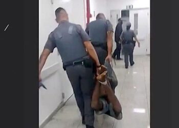 São Paulo (SP), 04/06/2023 -  Policiais militares amarraram um suspeito de furto pelas mãos e pelos pés e o arrastaram e carregaram como um animal. O caso ocorreu no dia 04/06, na Vila Mariana, em São Paulo. Foto: Reprodução TV