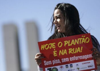 Brasília (DF), 28/06/2023 - Profissionais de enfermagem realizam manifestação em defesa da implementação do piso salarial da enfermagem. Foto: Marcelo Camargo/Agência Brasil