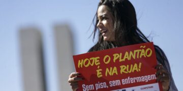 Brasília (DF), 28/06/2023 - Profissionais de enfermagem realizam manifestação em defesa da implementação do piso salarial da enfermagem. Foto: Marcelo Camargo/Agência Brasil