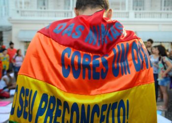 Ato contra a LGBTfobia e pela criminalização da homofobia, na praia de Copacabana zona sul da cidade,  reúne dezenas de pessoas (Tânia Rêgo/Agência Brasil)